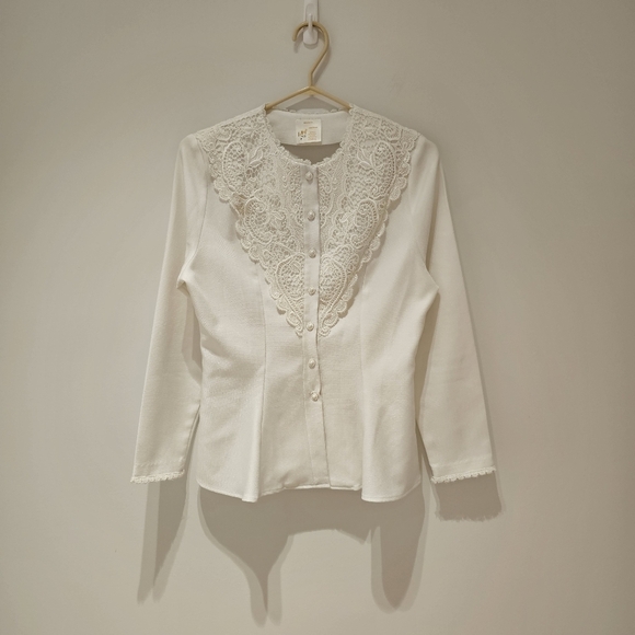 Vintage Victorian style top embroidered lace and small pull, fits size small. - Picture 5 of 5